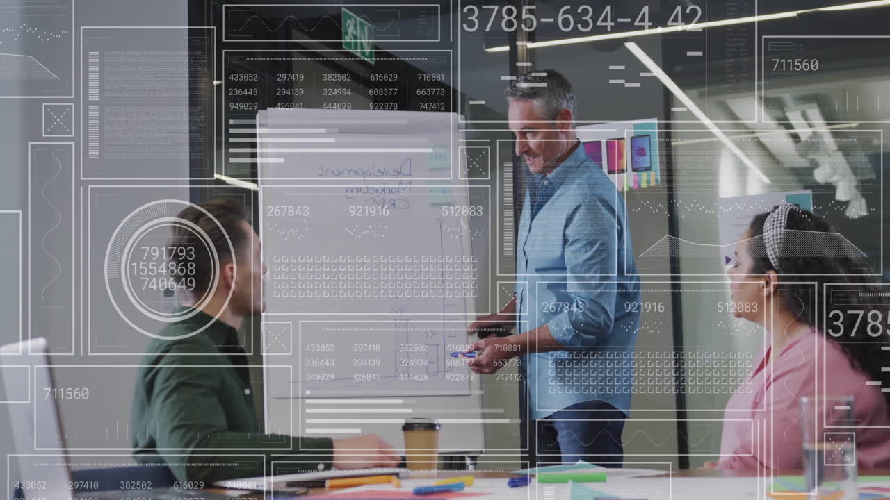 animación del procesamiento de datos sobre diversos colegas que se reúnen en la oficina