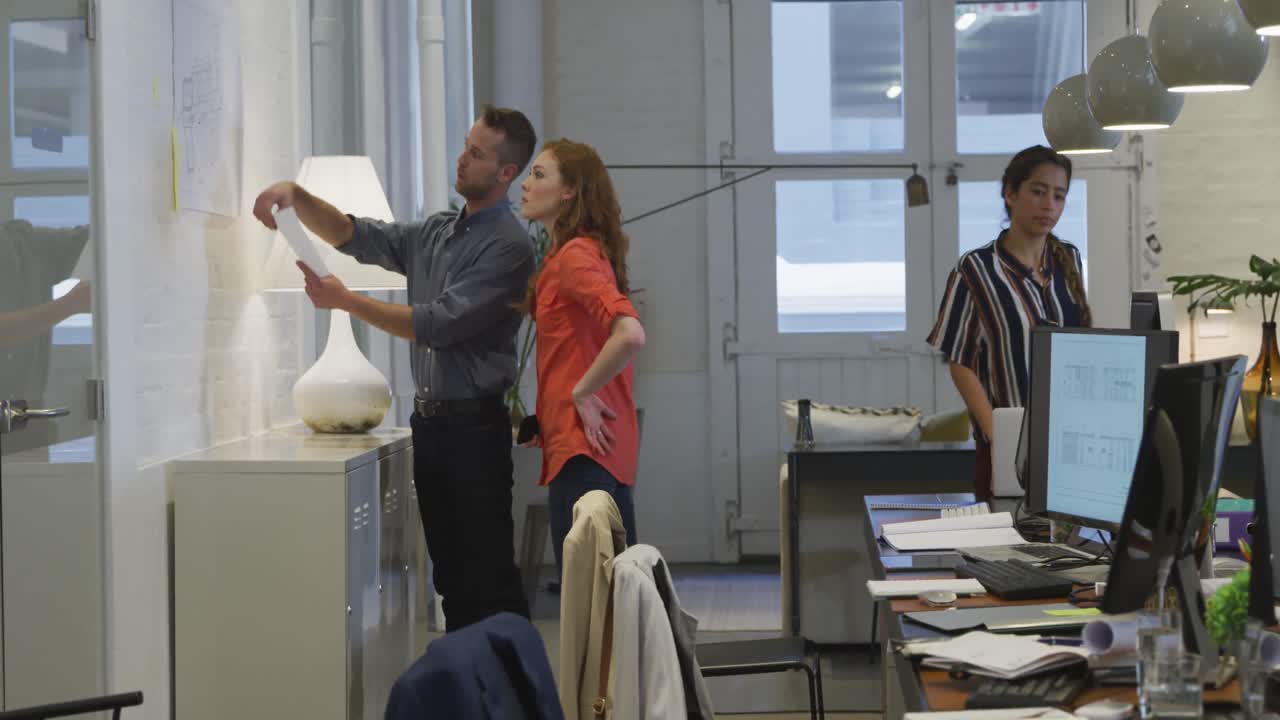 uomini d'affari che lavorano in un ufficio moderno