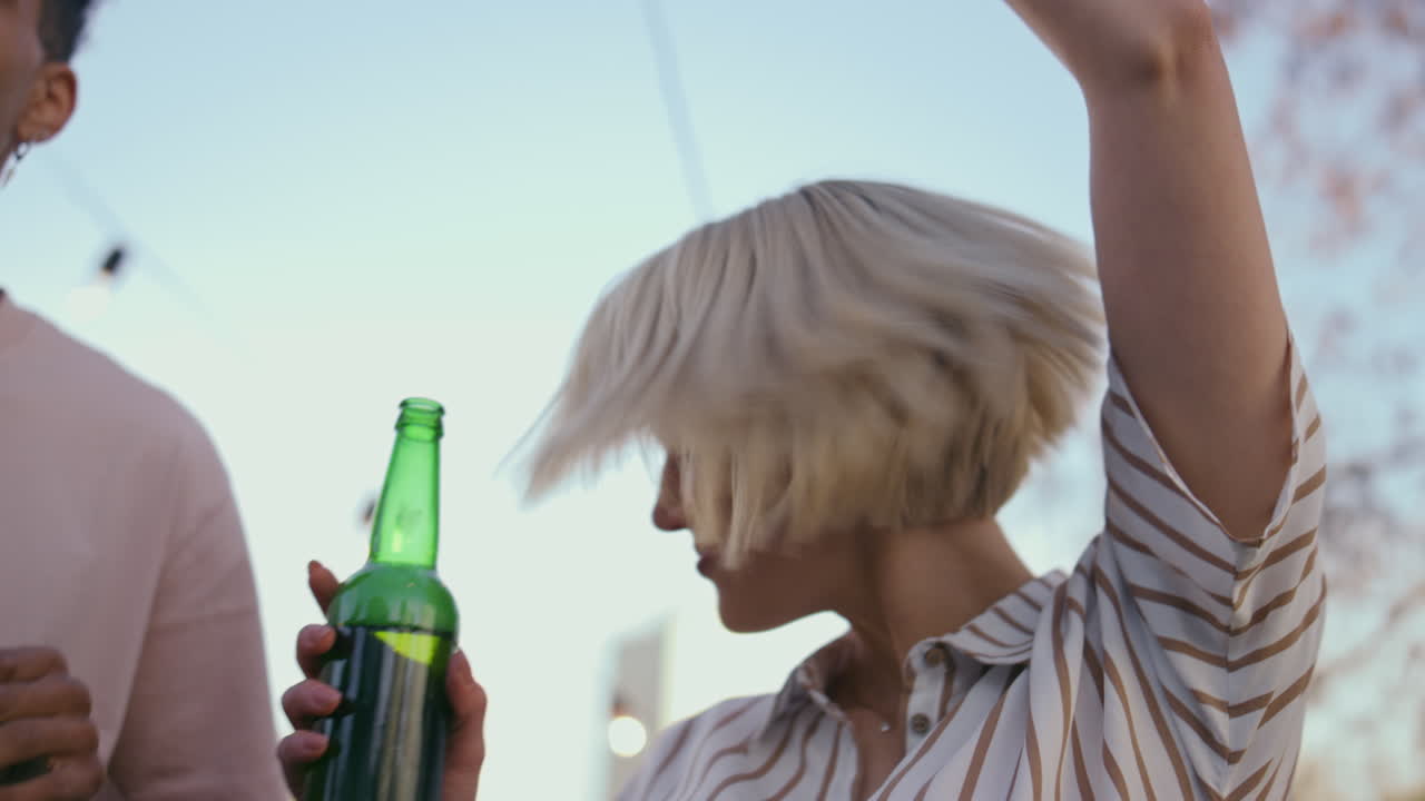 una pareja multicultural bailando en una terraza de primavera. una bailarina disfrutando de una fiesta.