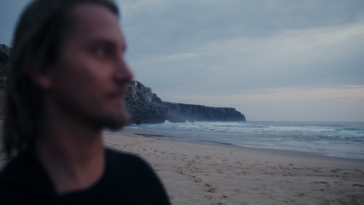 hombre en la playa al anochecer