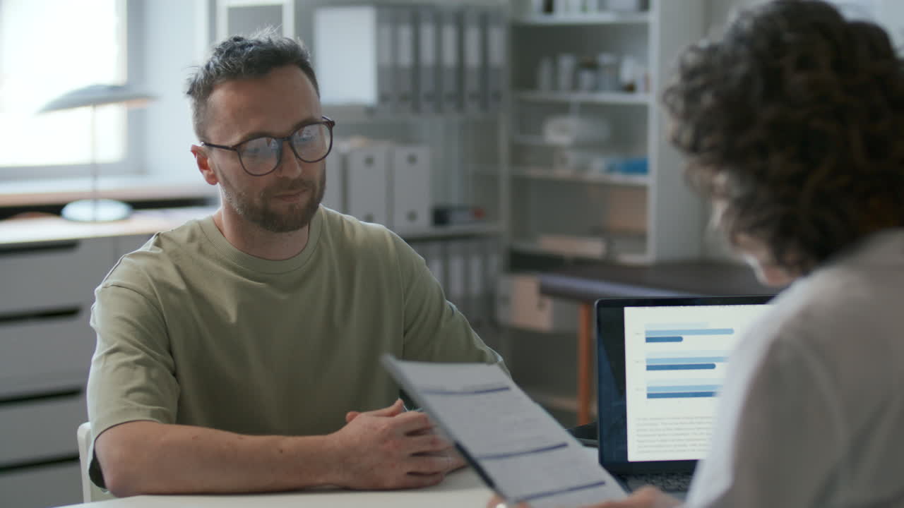 paciente escuchando al médico explicar los resultados de las pruebas en la consulta en la clínica