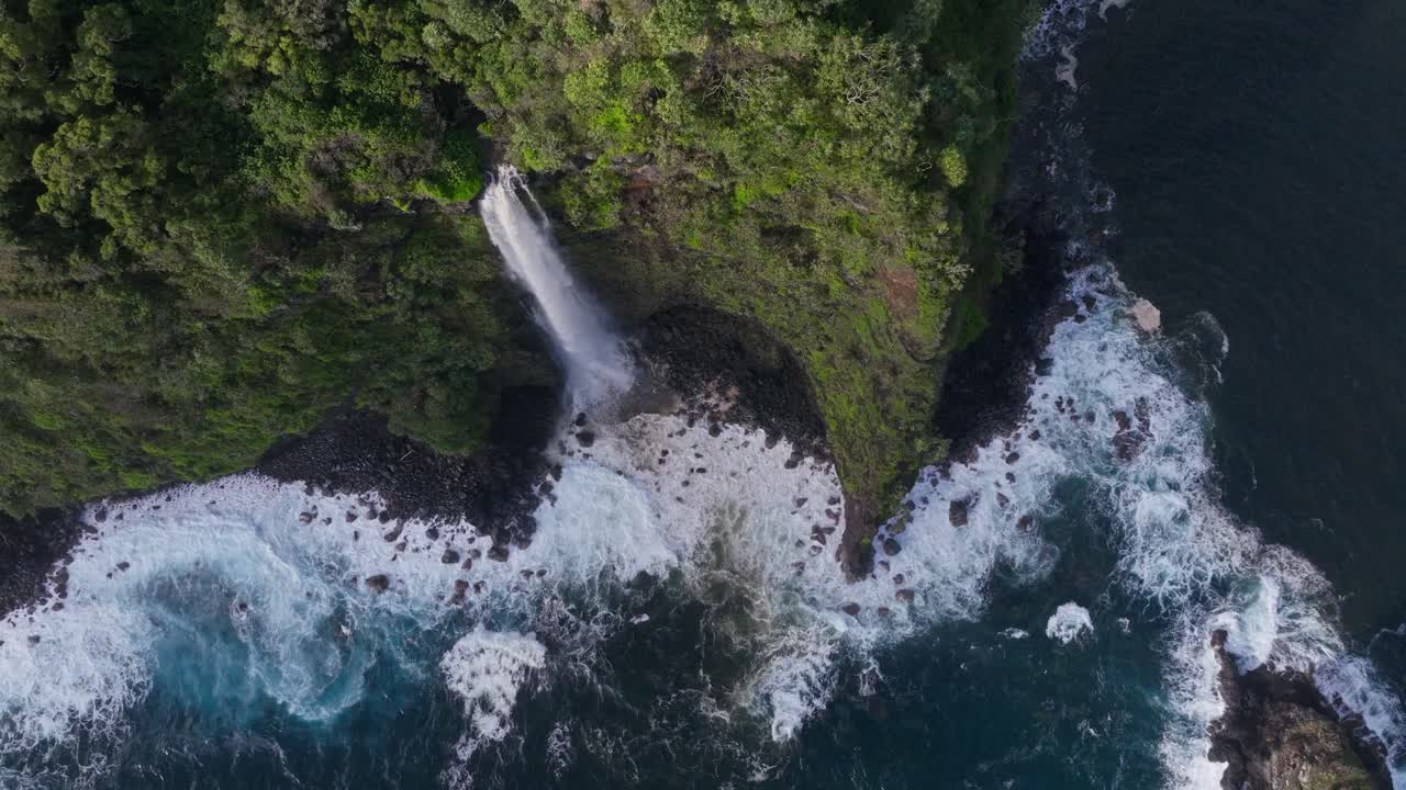 vista aérea de una cascada que desemboca en el océano