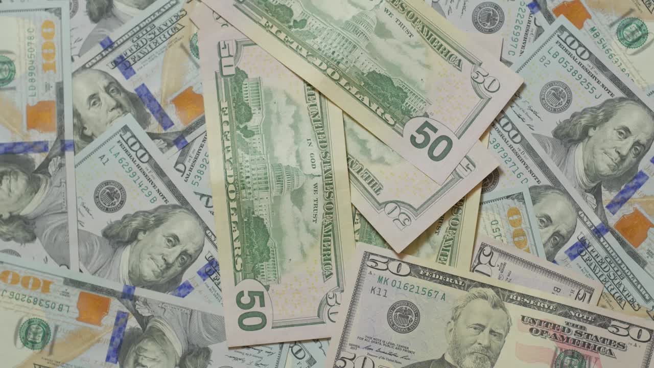 una pila de cincuenta dólares.