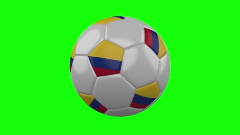 pelota de fútbol con bandera de colombia en fondo de clave de croma verde, bucle