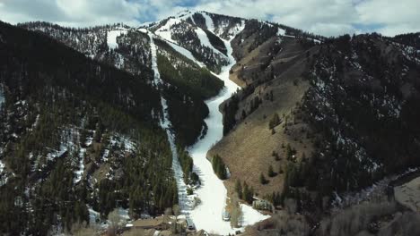 estación de esquí de sun valley entre el desfiladero de montañas durante el día