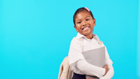 escuela, libros y retrato de niña emocionada