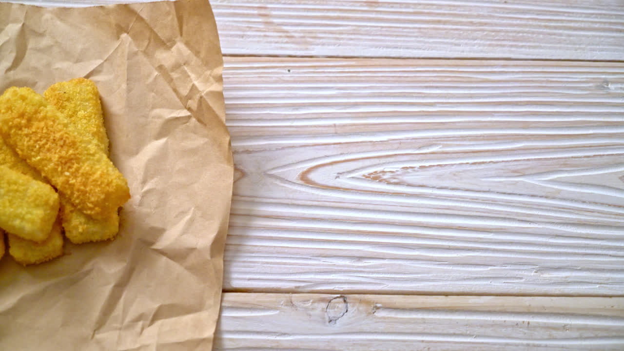 palitos de pescado fritos crujientes con ketchup