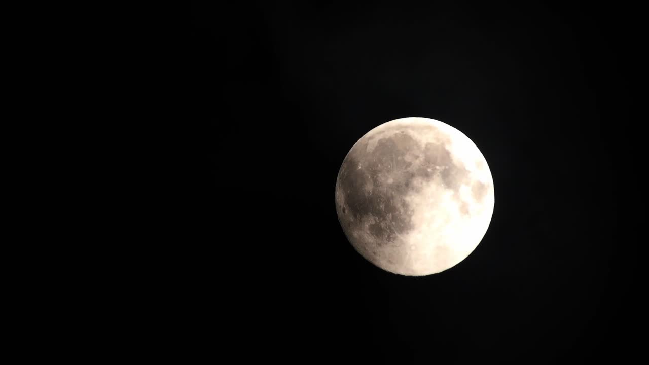 Nuvens passando pela lua cheia, filmagem em tempo real.