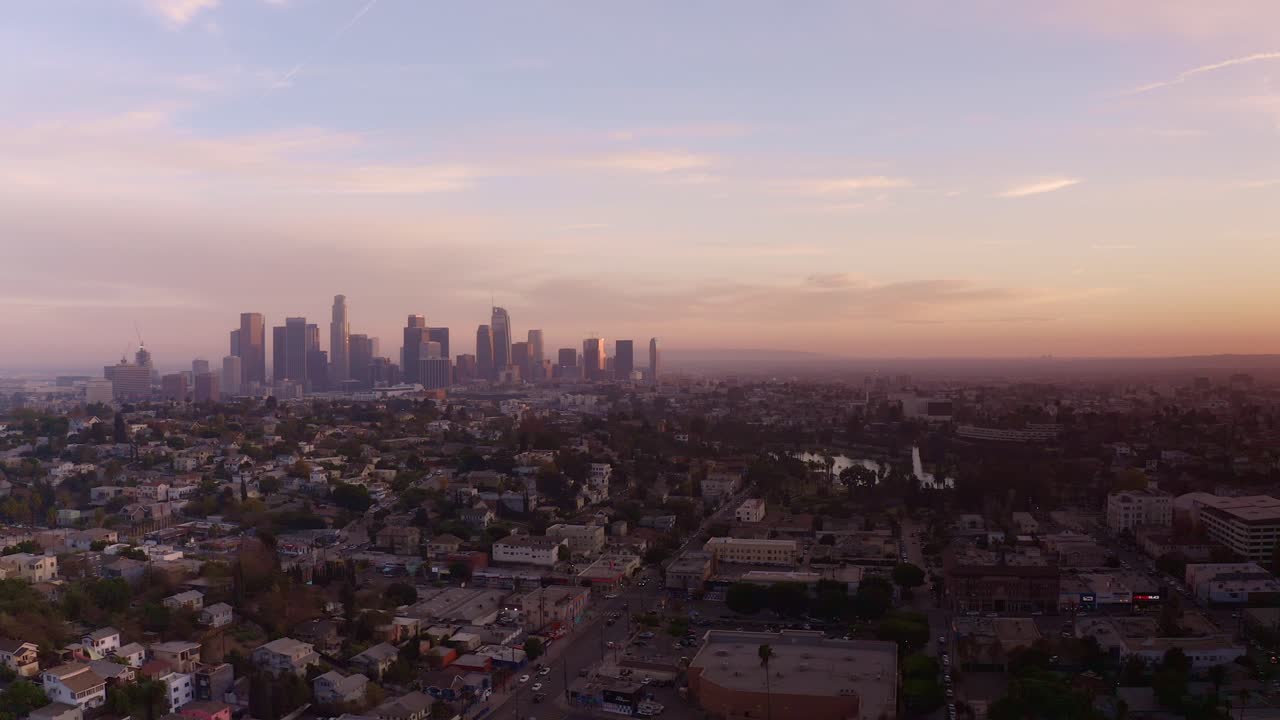 석양이 지는 로스앤젤레스 시내 스카이라인의 공중 패닝 샷