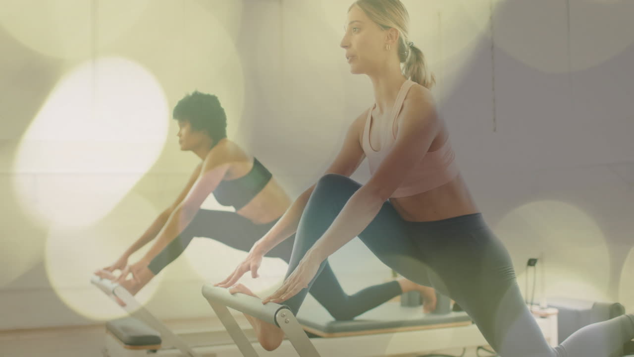 리포머 기계에서 운동하는 여성, 보케 조명으로 피트니스에 초점을 맞추는 여성