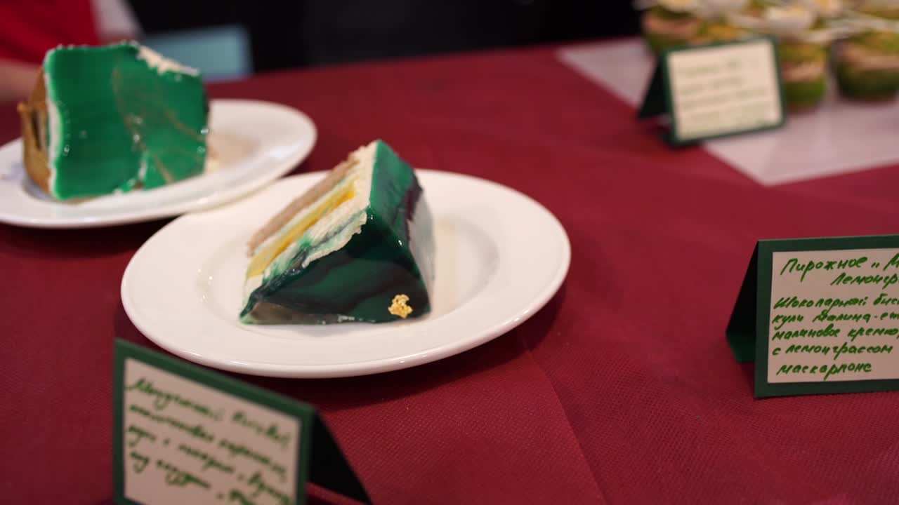 맛있는 녹색 대리석 케이크 조각