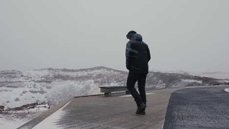 Hombre-Solitario-Sobre-La-Nieve-En-El-Frío-Paisaje-Invernal-De-Islandia-Caminando-Hasta-El-Mirador-Del-Cañón