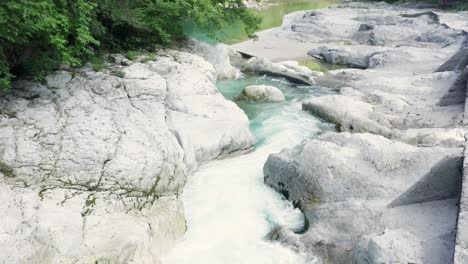 塞里亞納河 (seriano river) 位於意大利伯加莫 (bergamo) 的西里亞納谷 (seriana valley)