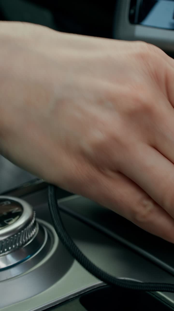 자동차에서 스마트폰을 사용하는 사람