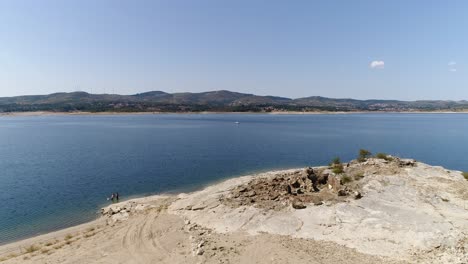 Lago-Azul-En-Lo-Alto-De-Las-Montañas-Vista-Aérea