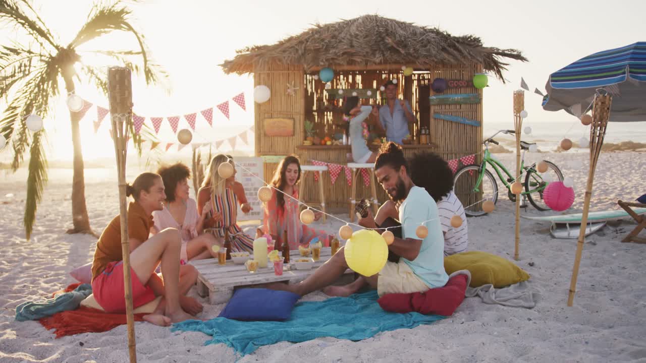 Amici che si godono una festa in spiaggia