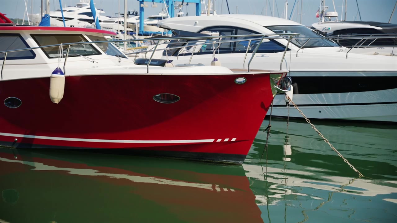 Yacht di lusso e motoscafi ormeggiati al porto turistico di Cannes sotto un cielo azzurro e sereno.