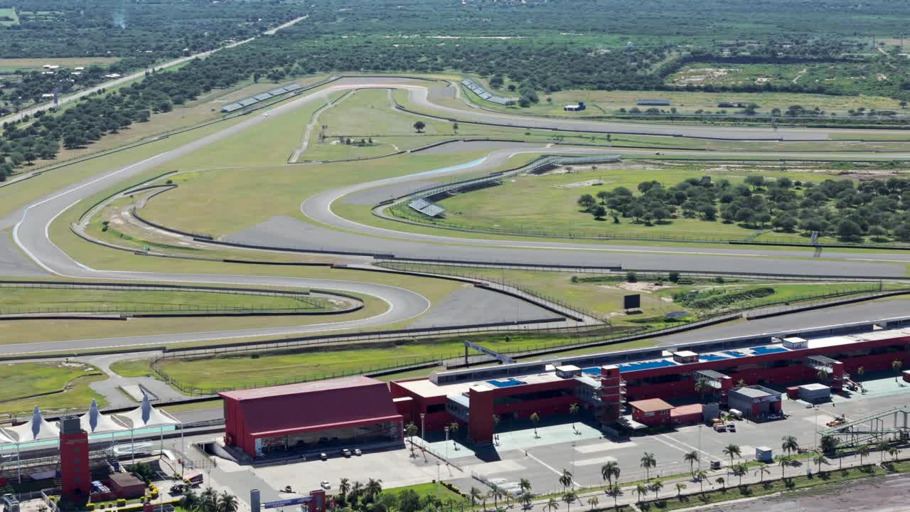 vista aérea del autódromo internacional termas de río hondo, en santiago del estero, argentina