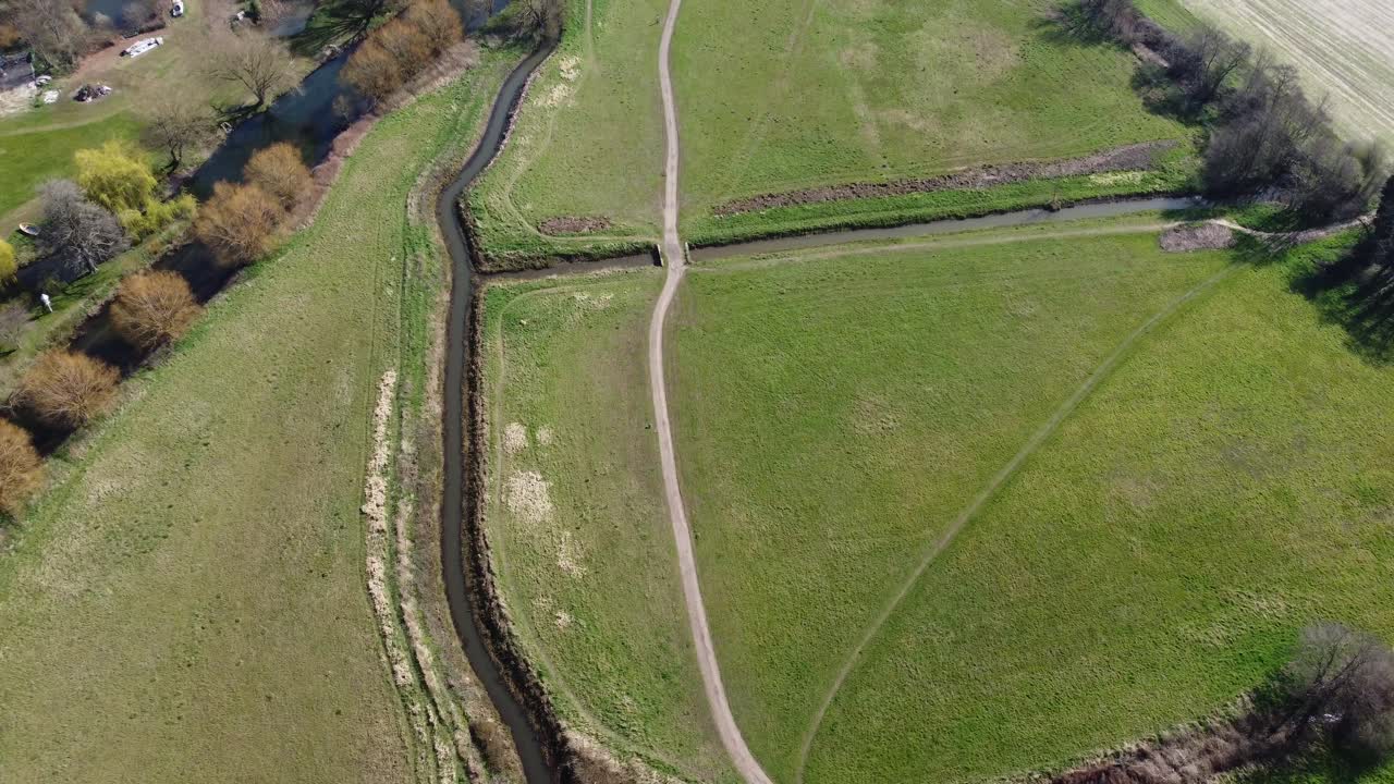 imágenes aéreas de los pastos verdes en fordwich, inglaterra
