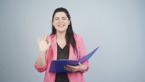 mujer de negocios saludando a la cámara.
