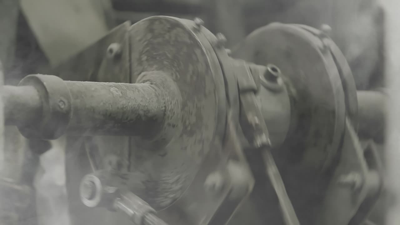 piezas de maquinaria oxidadas en movimiento en la planta de fabricación de inodoros de papel. de cerca. resolución 4k.