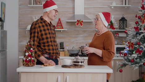 la nieta trae un regalo de envoltura, una sorpresa para los abuelos que celebran la navidad.