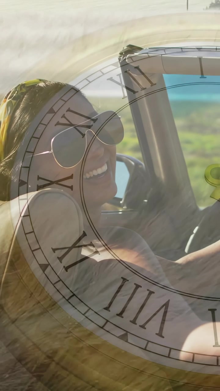 Vídeo vertical: Raios de sol, motorista sorrindo e rindo enquanto sente alegria com sobreposição de relógio