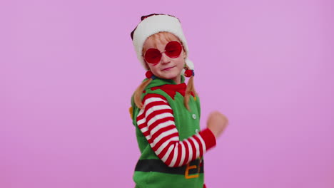chica navidad papá noel duende escuchando música a través de auriculares bailando discoteca jugando divirtiéndose