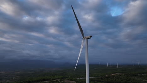 Statische-Windkraftanlage-Mit-Dramatischer-Wolkendecke-Und-Einem-Dunklen,-Stimmungsvollen-Gefühl