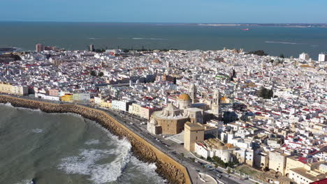 Schöne-Luftaufnahme-Der-Sonnigen-Tageskathedrale-Von-Cadiz-Und-Der-Alten-Viertel