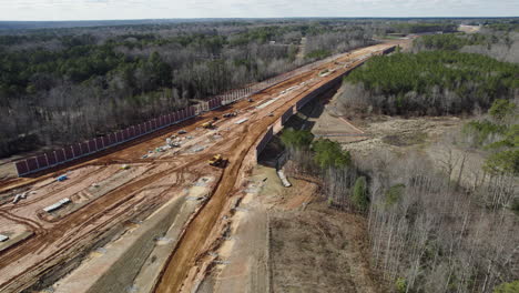 toma de drones de la construcción de una gran autopista, 540 beltline carolina del norte