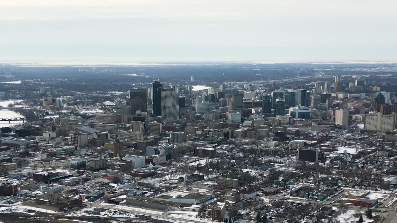 Toma panorámica con dron del centro de Winnipeg, Manitoba, en invierno durante el día.
