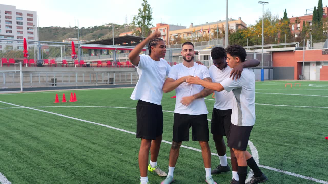 Gruppo di amici che festeggiano su un campo da calcio