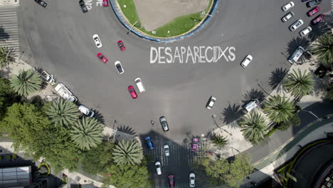 vista aérea desde arriba con un dron exigiendo justicia social en la avenida paseo de la reforma, ciudad de méxico