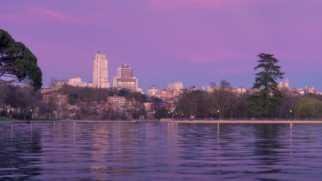 Puesta-De-Sol-En-Lago-Casa-De-Campo,-Madrid-Reflejo-Al-Atardecer