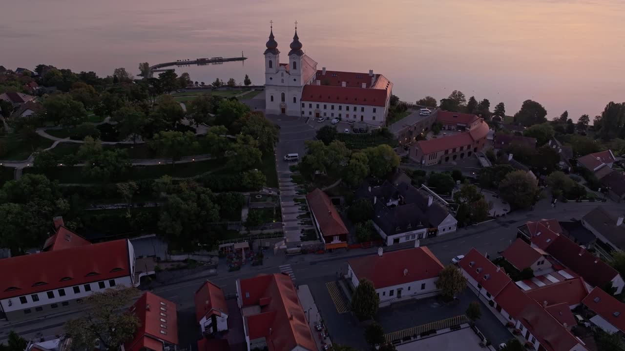 Vista drone dell'abbazia bagnata dall'alba sul lago, Ungheria