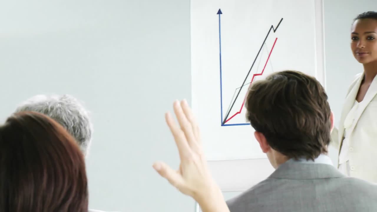 민족 사업가 여성이 프레젠테이션을 하고 있습니다.