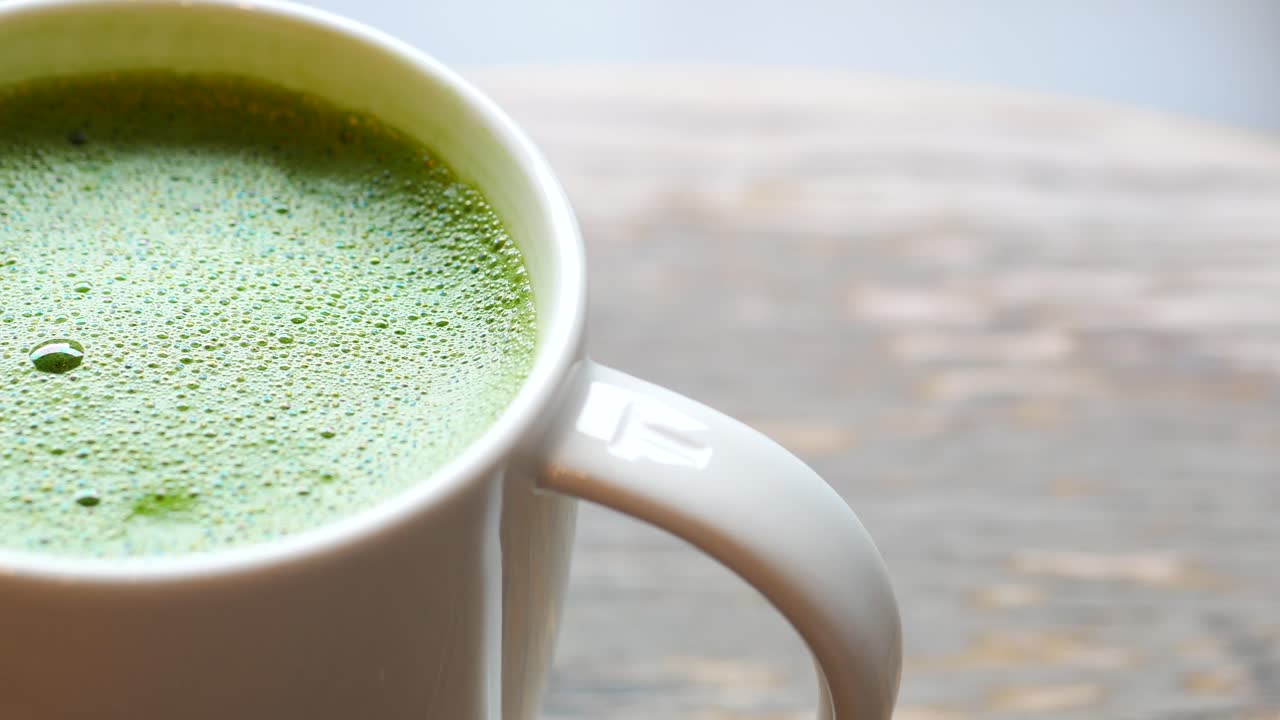 una taza de té verde matcha