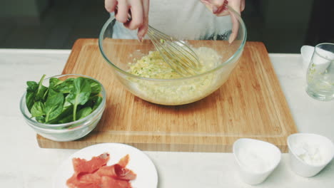 mezclar huevos con calabazas picadas