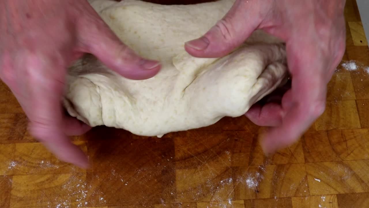 Stendere l'impasto a mano per dargli forma