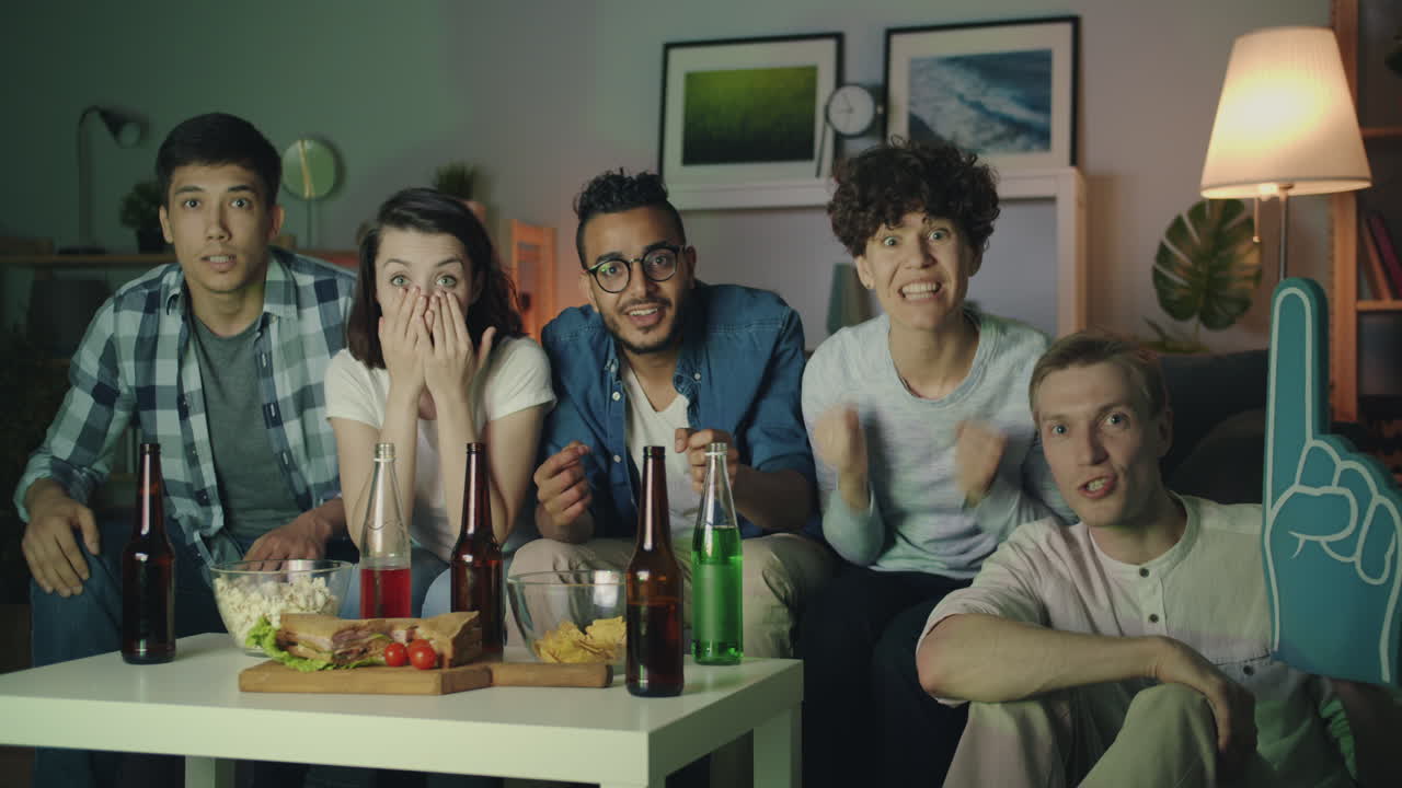 amigos viendo un juego.