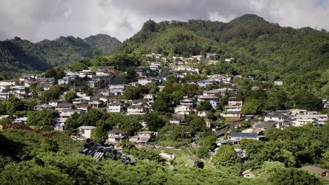 Eine-Einleitende-Aufnahme-Eines-Hawaiianischen-Vorstadtviertels-In-Der-Nähe-Von-Honolulu