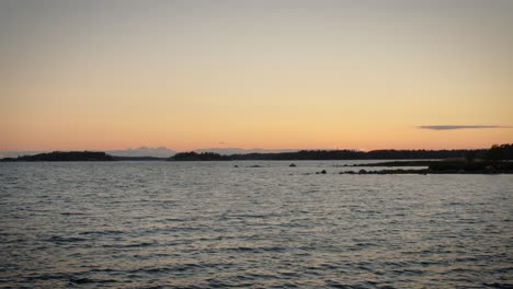 Puesta-De-Sol-Sobre-Las-Olas-Del-Océano-Lavan-La-Playa