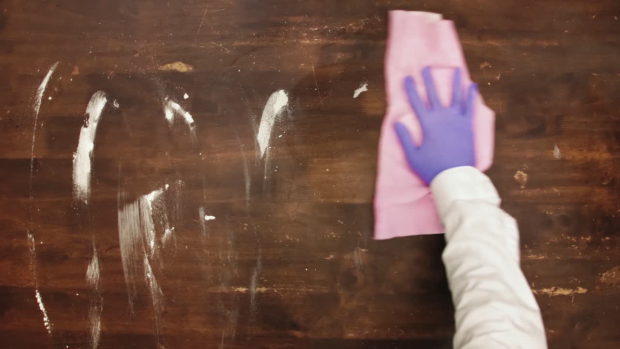 lapso de tiempo: letras covid-19 rociadas y eliminadas con los pulgares hacia arriba