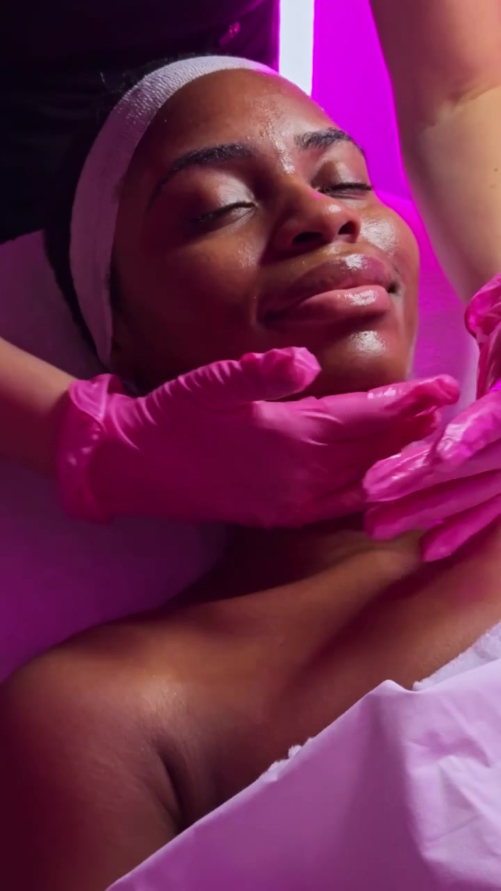 Une femme reçoit un soin du visage dans un spa en journée, axé sur la relaxation et les soins de la peau.