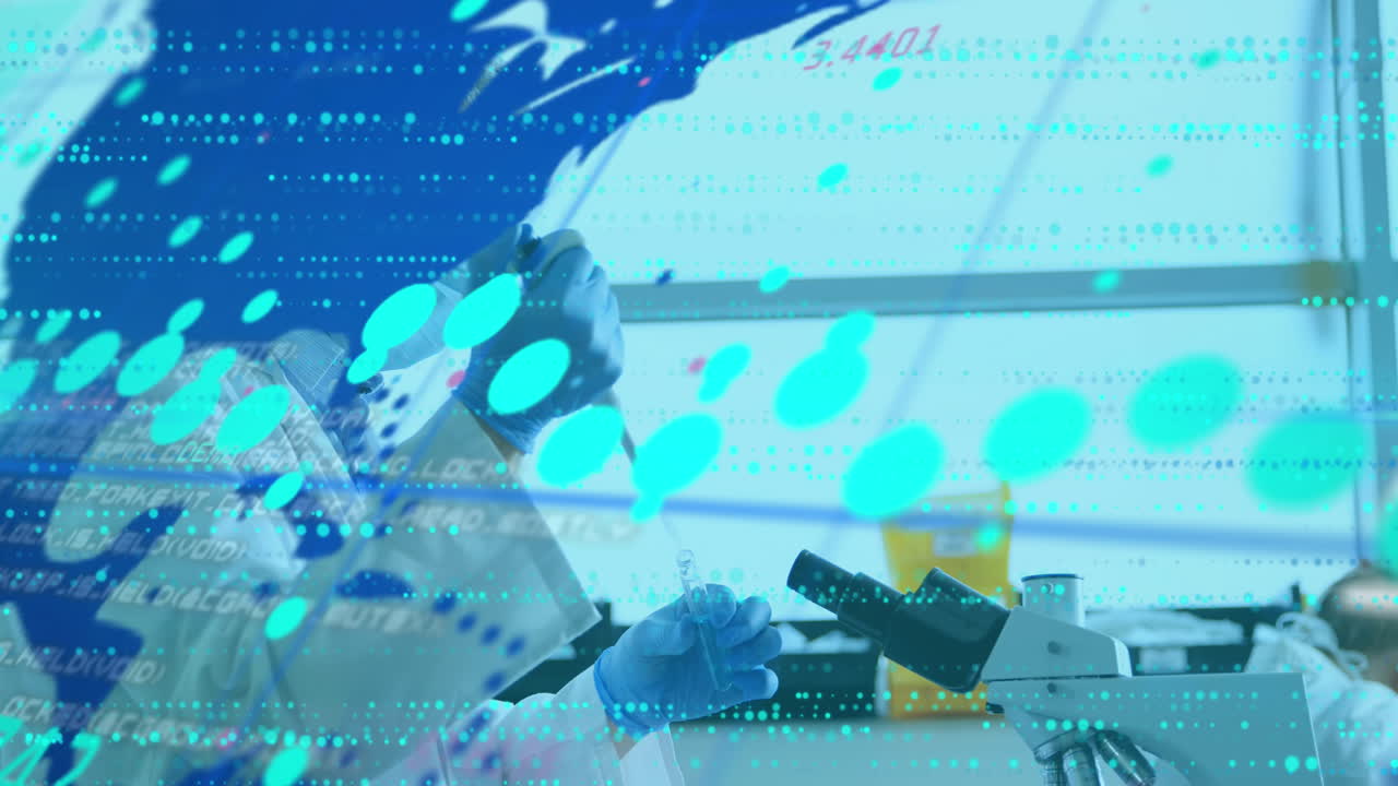 データ処理と世界地図のアニメーション 研究室の白人男性科学者