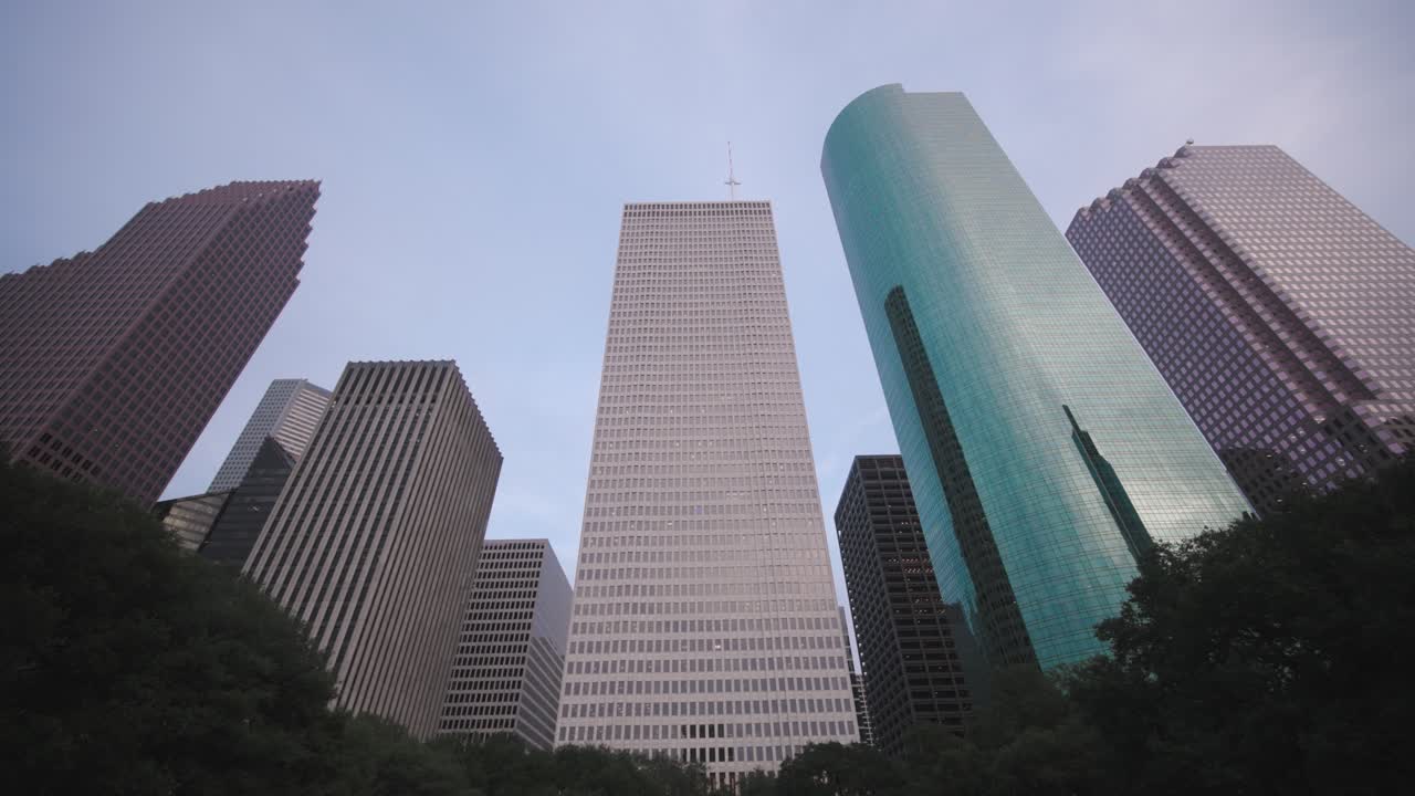 vista de ángulo bajo 4k de los rascacielos del centro de houston-4