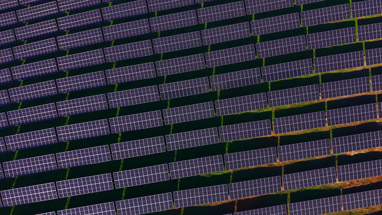 Ampia distesa di pannelli solari che sfruttano la luce solare in un paesaggio di energia sostenibile durante il giorno