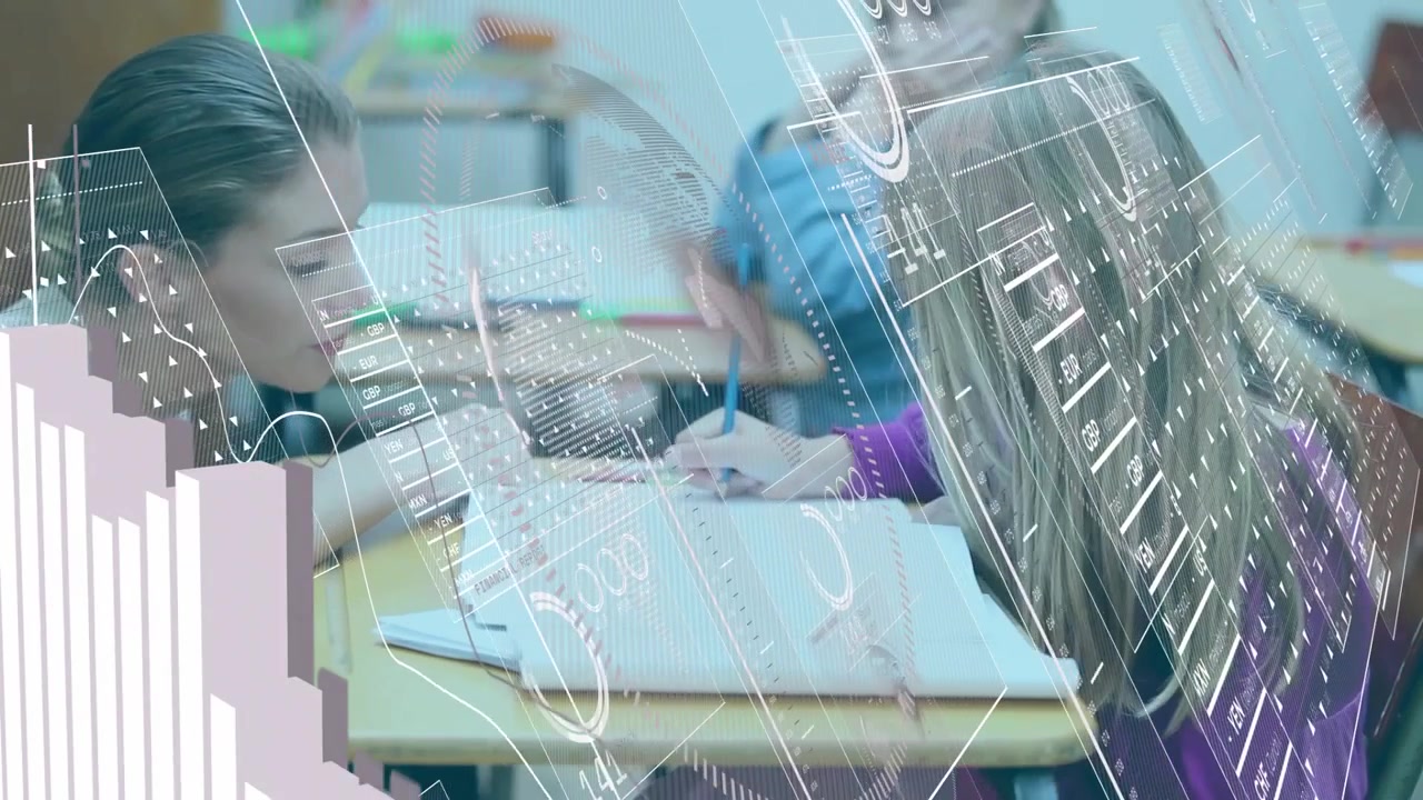 Kind öffnet Arbeitsbuch, wodurch eine digitale Diagrammeinblendung ausgelöst wird, während der Lehrer das Schreiben im Unterricht anleitet