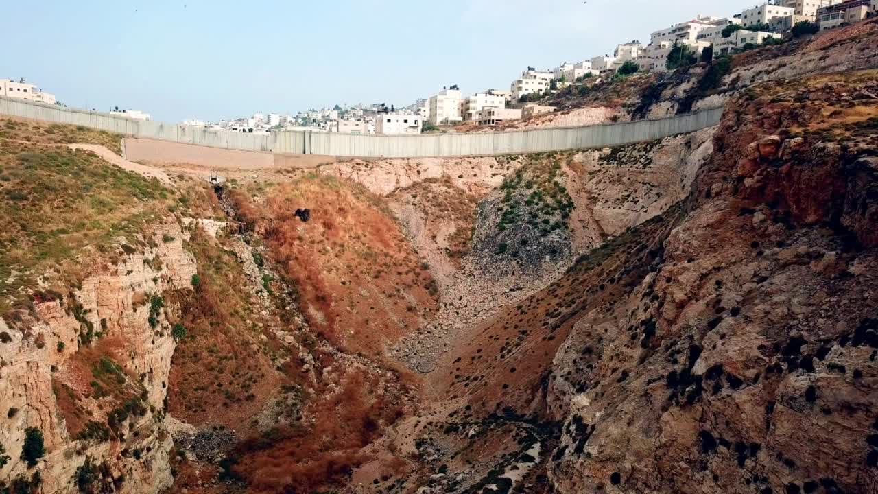 Ripresa con drone del muro di separazione in Cisgiordania